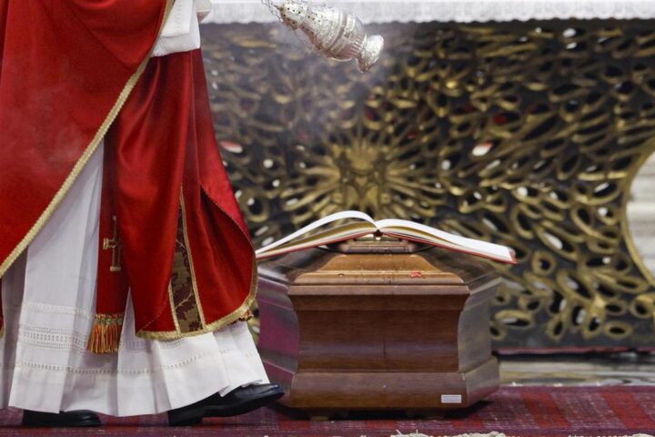 Papa onora il cardinale Ruini: "Un faro contro il relativismo, la Chiesa gli deve molto"