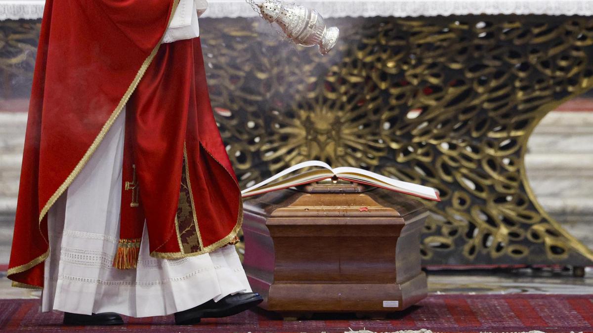 Papa onora il cardinale Ruini: "Un faro contro il relativismo, la Chiesa gli deve molto"