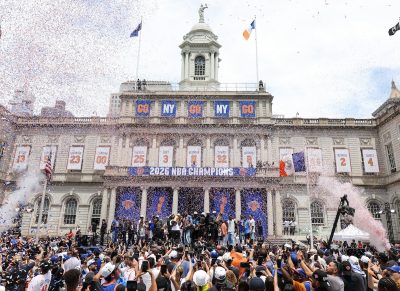 Parata trionfale a New York per la storica vittoria dei Knicks in NBA