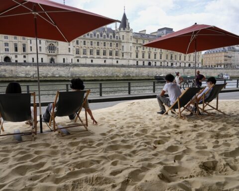 Parigi adotta misure anti-caldo durante Fête de la Musique nonostante l'allerta rossa
