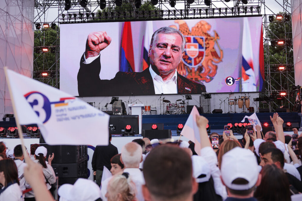 Pashinyan vince le elezioni in Armenia e continua il cammino verso l'Europa