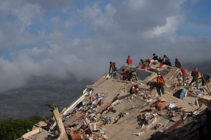Proteste in Venezuela contro il governo di Delcy Rodríguez dopo i terremoti devastanti