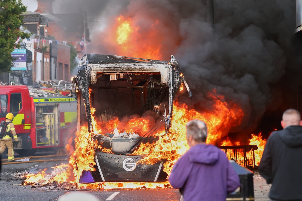 Proteste violente contro l'immigrazione a Belfast dopo un accoltellamento