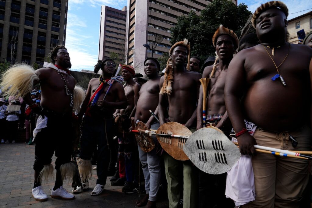 Proteste xenofobe in Sudafrica: attivisti aggrediscono stranieri e causano sfollamenti