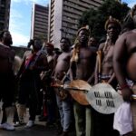 Proteste xenofobe in Sudafrica: attivisti aggrediscono stranieri e causano sfollamenti