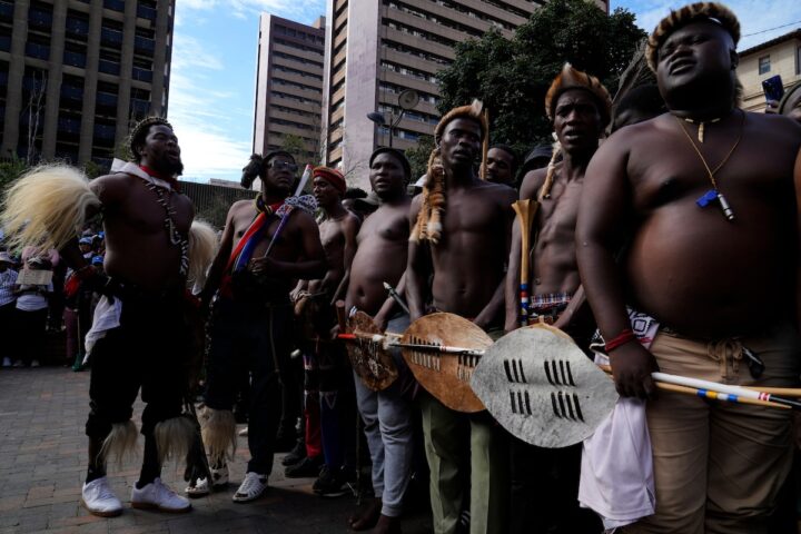 Proteste xenofobe in Sudafrica: attivisti aggrediscono stranieri e causano sfollamenti