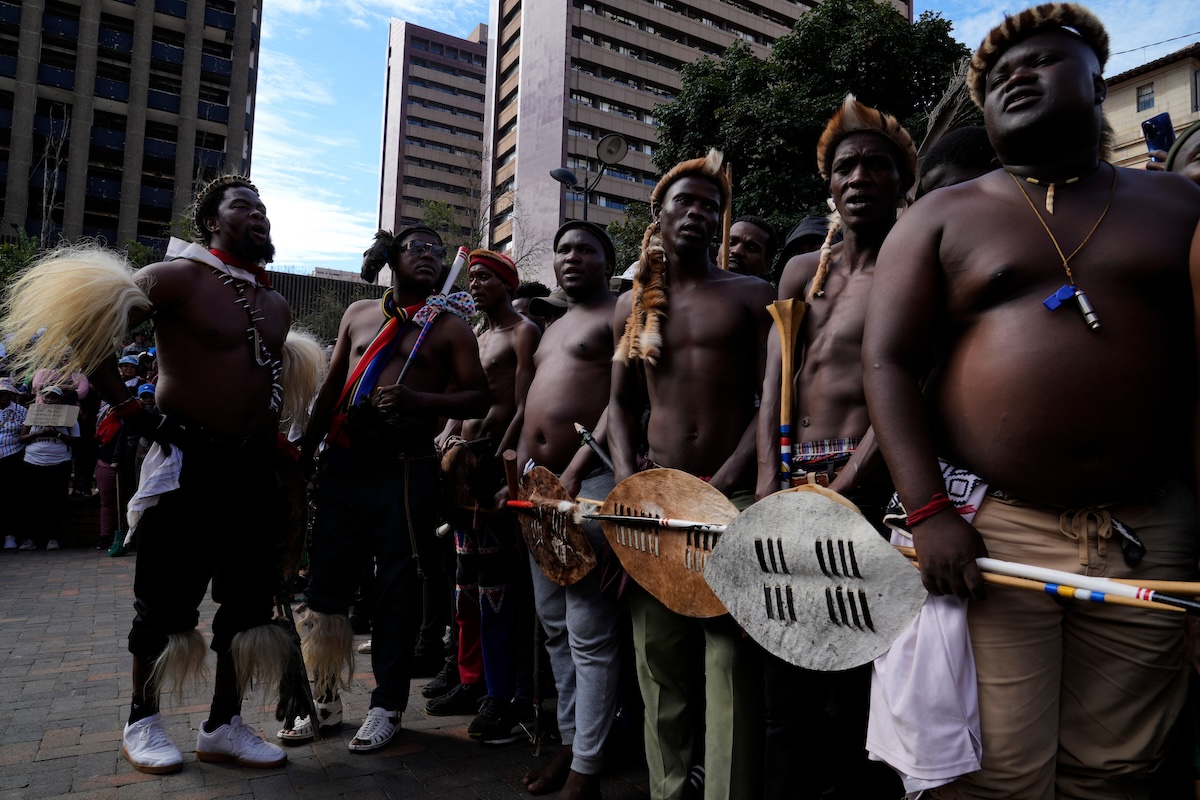 Proteste xenofobe in Sudafrica: attivisti aggrediscono stranieri e causano sfollamenti