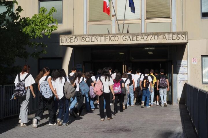 Prova di matematica 2026: analisi delle domande sull’acqua del lago di Bracciano e studio di funzione