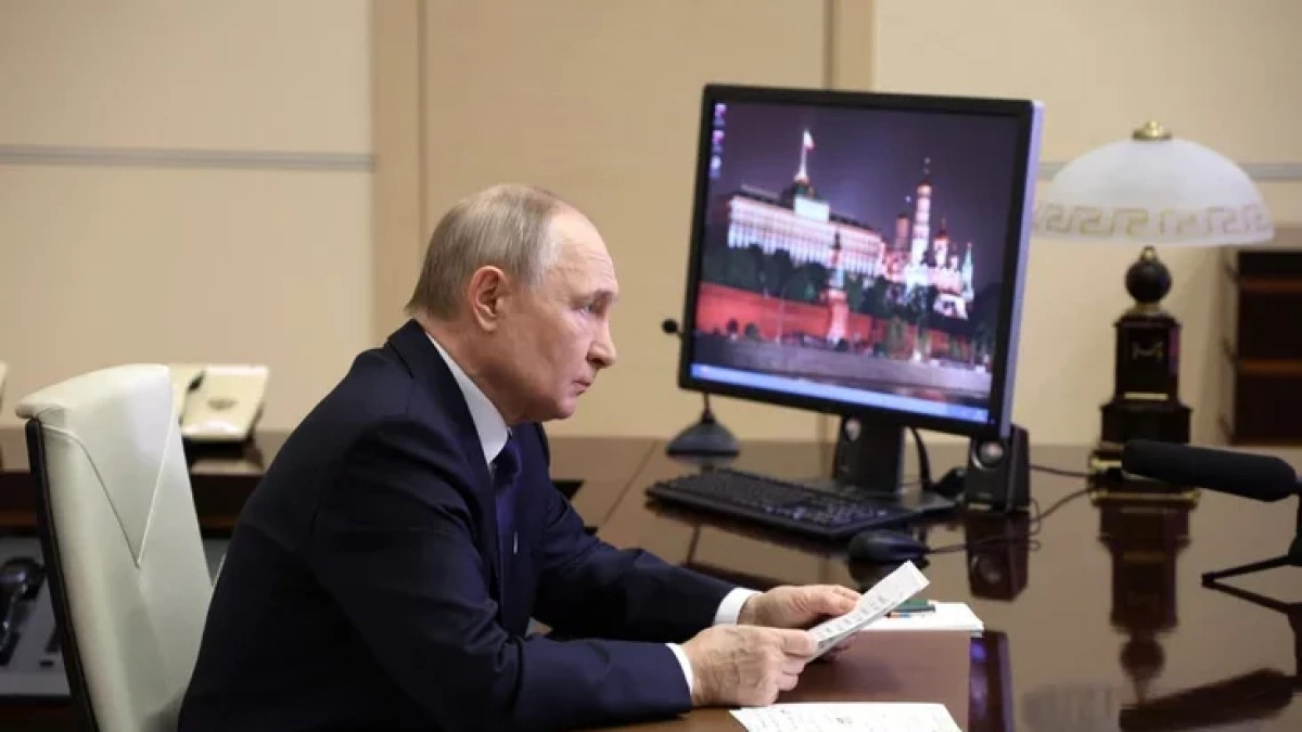 Putin osserva attentamente il calo della propria popolarità mentre rimane illuso riguardo all'Ucraina
