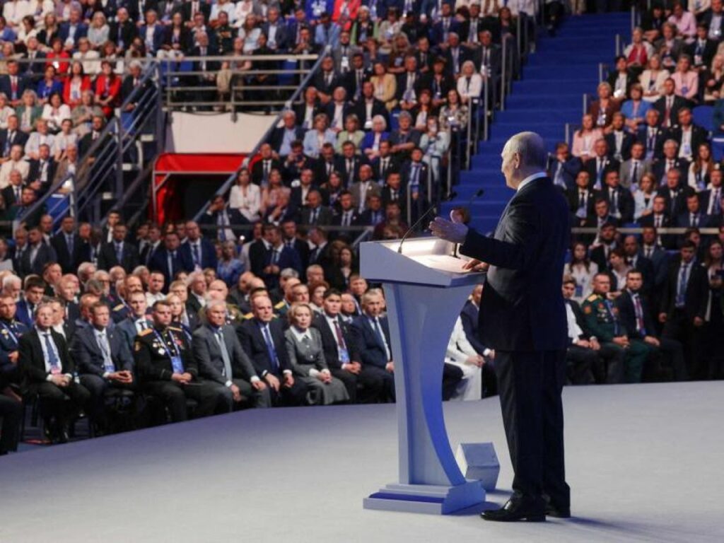 Putin riconosce le difficoltà interne: scarseggia la benzina, l'export a rischio