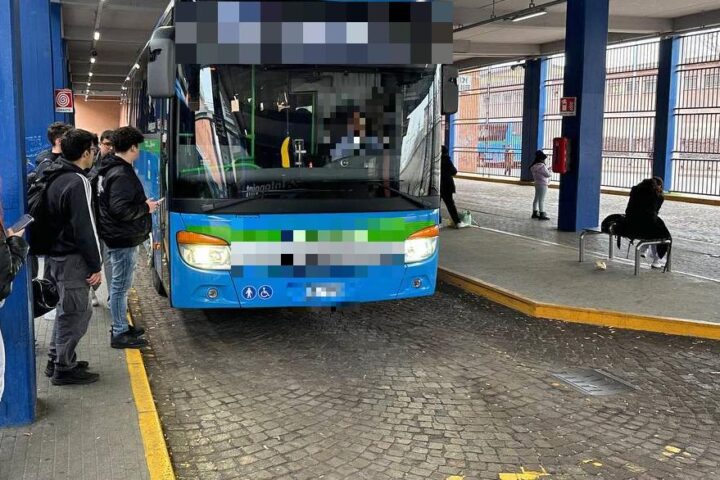 Ragazzino di 11 anni escluso dal bus per mancanza di abbonamento a Torino