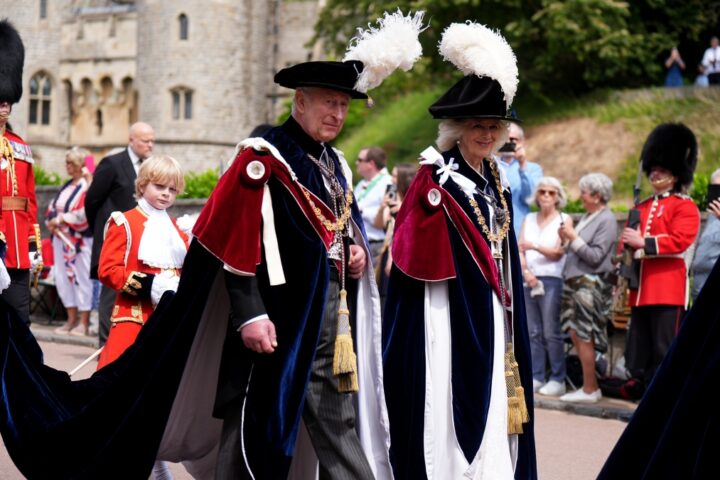 Re Carlo e la regina Camilla sfilano a Windsor nell'antico rito dell'Ordine della Giarrettiera