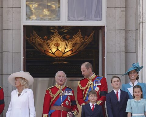 Re Carlo III abbandona Buckingham Palace: la nuova residenza a St James’ Palace