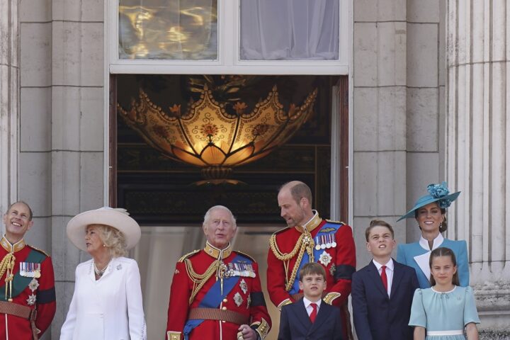 Re Carlo III abbandona Buckingham Palace: la nuova residenza a St James’ Palace