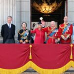 Re Carlo III e la famiglia reale affacciano al balcone di Buckingham Palace nel 2026