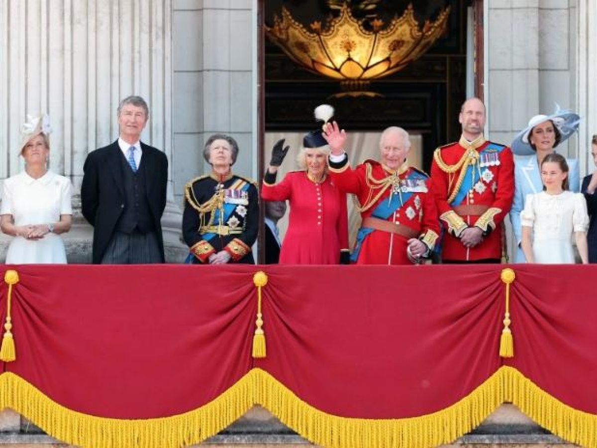 Re Carlo III e la famiglia reale affacciano al balcone di Buckingham Palace nel 2026