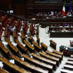 Riccardo Magi interrompe il dibattito elettorale stracciando una scheda: il voto non conta
