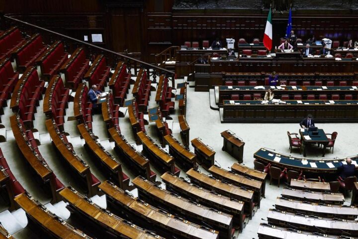 Riccardo Magi interrompe il dibattito elettorale stracciando una scheda: il voto non conta