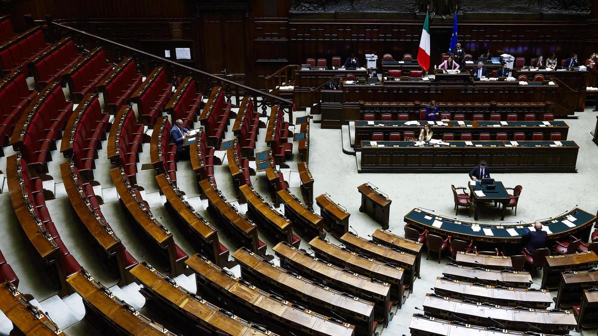 Riccardo Magi interrompe il dibattito elettorale stracciando una scheda: il voto non conta
