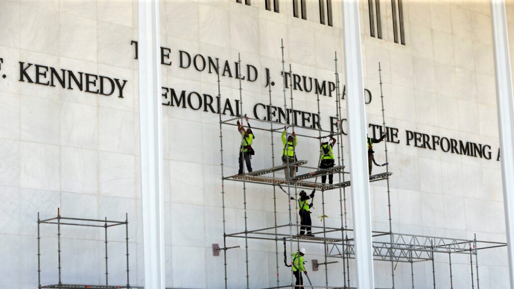 Rimosso il nome di Donald J. Trump dal John F. Kennedy Center di Washington