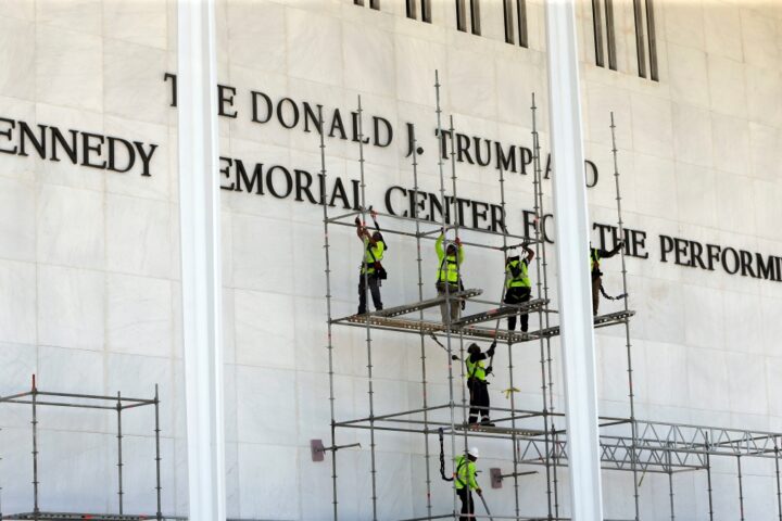 Rimosso il nome di Donald J. Trump dal John F. Kennedy Center di Washington