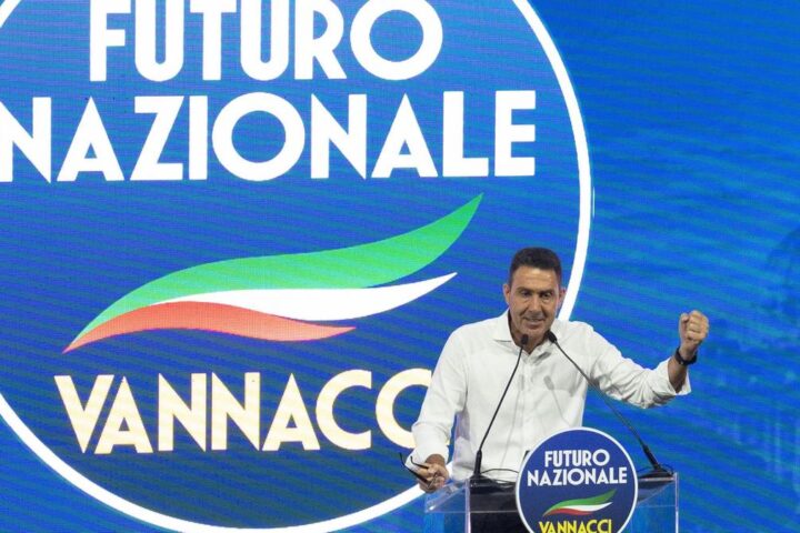 Roberto Vannacci nega l'esistenza del femminicidio durante la conferenza di Futuro Nazionale