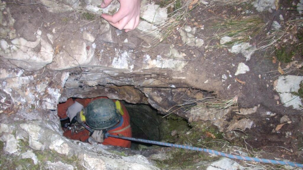 Salvato lo speleologo intrappolato a 120 metri nella grotta dei Cinghiali Volanti a Garessio