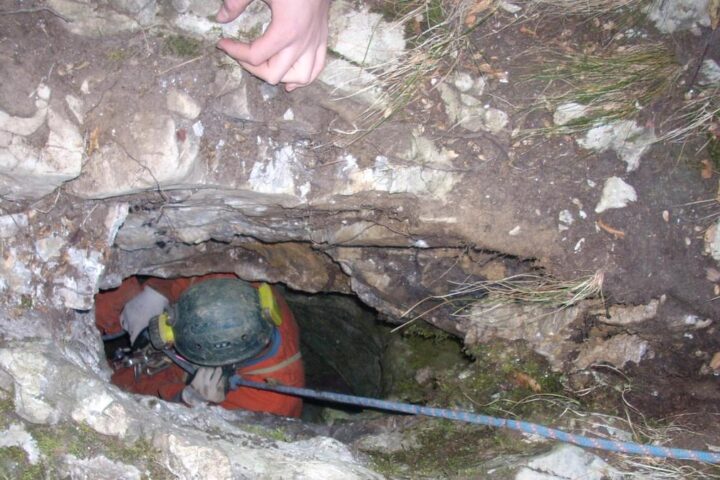 Salvato lo speleologo intrappolato a 120 metri nella grotta dei Cinghiali Volanti a Garessio