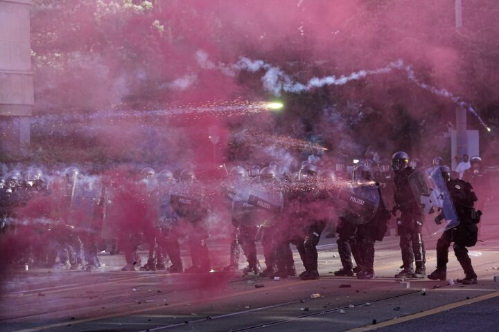 Scontri a Ginevra durante manifestazione contro il G7 a Évian, oltre 20 mila partecipanti