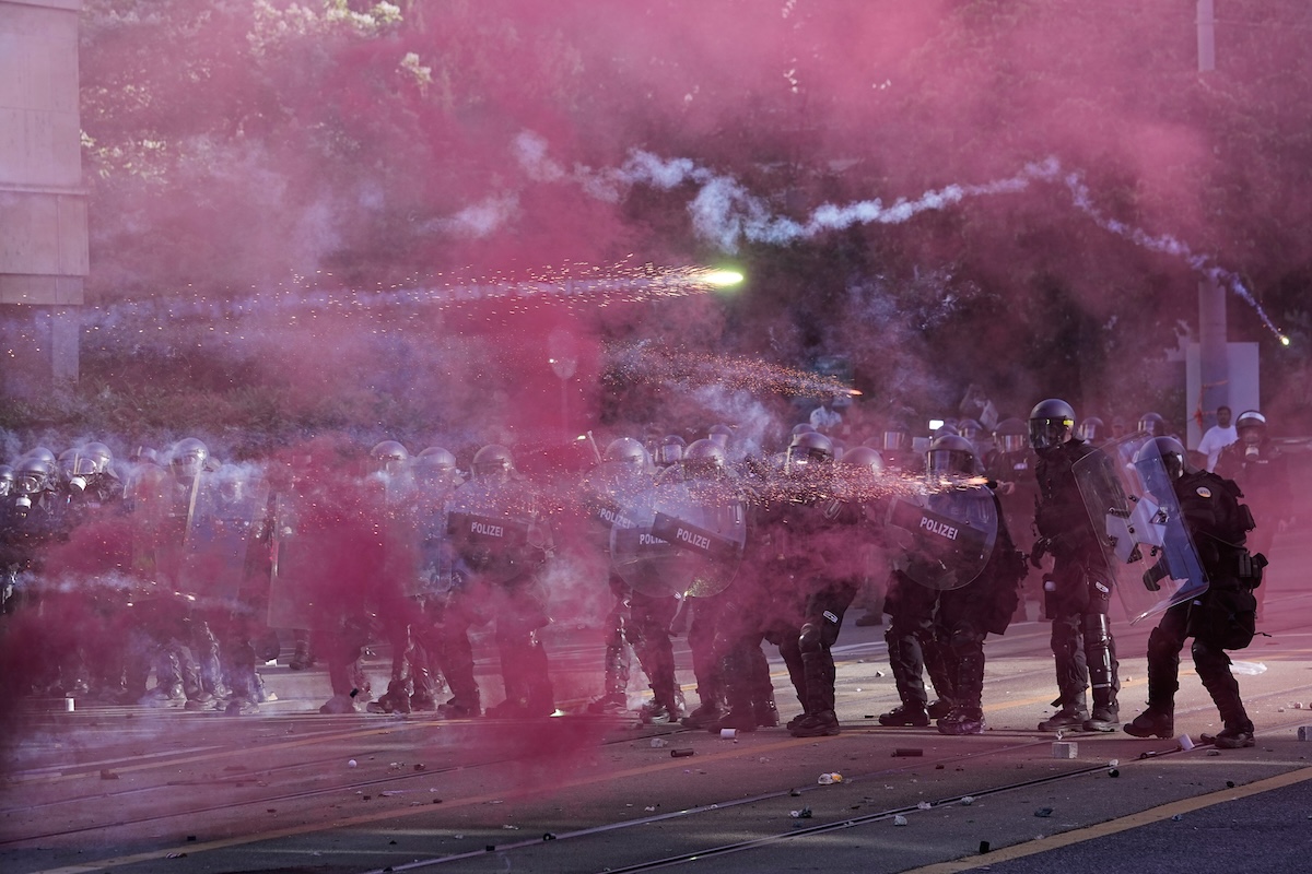 Scontri a Ginevra durante manifestazione contro il G7 a Évian, oltre 20 mila partecipanti