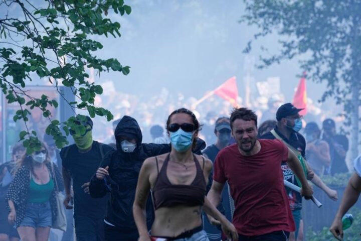 Scontri tra manifestanti anti-G7 e polizia a Ginevra prima del vertice di Evian