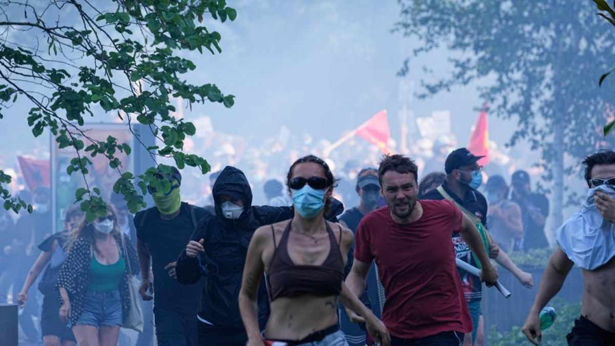 Scontri tra manifestanti anti-G7 e polizia a Ginevra prima del vertice di Evian