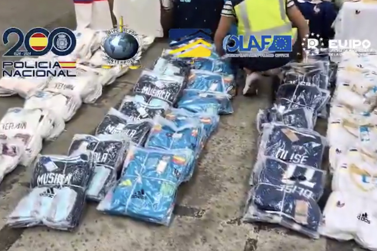 Scoperta in Spagna rete di produzione di 66mila maglie di calcio contraffatte durante i Mondiali, 95 fermi effettuati