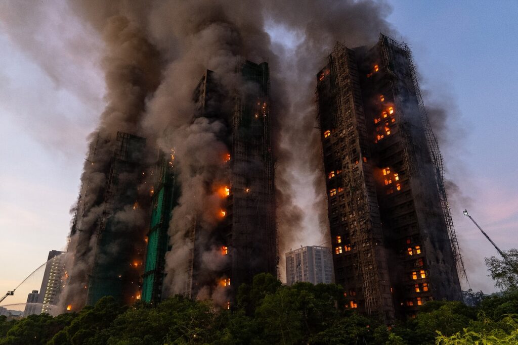 Sette persone e due aziende accusate per l'incendio mortale nei grattacieli di Hong Kong del novembre scorso