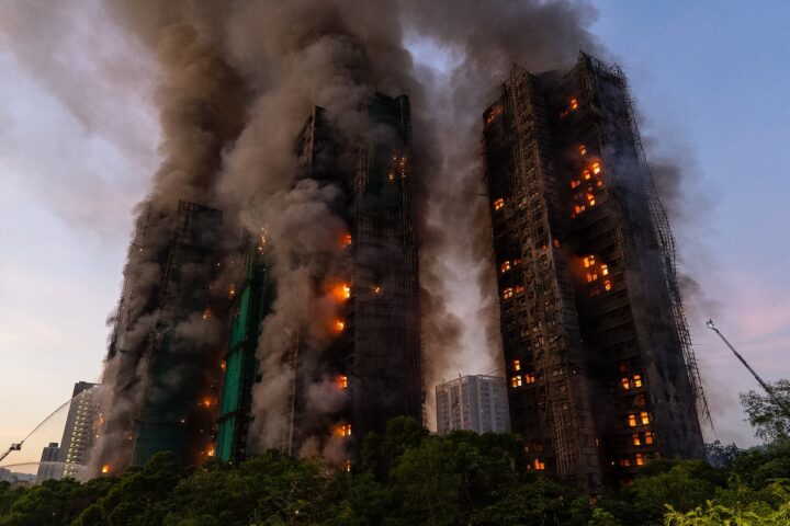 Sette persone e due aziende accusate per l'incendio mortale nei grattacieli di Hong Kong del novembre scorso