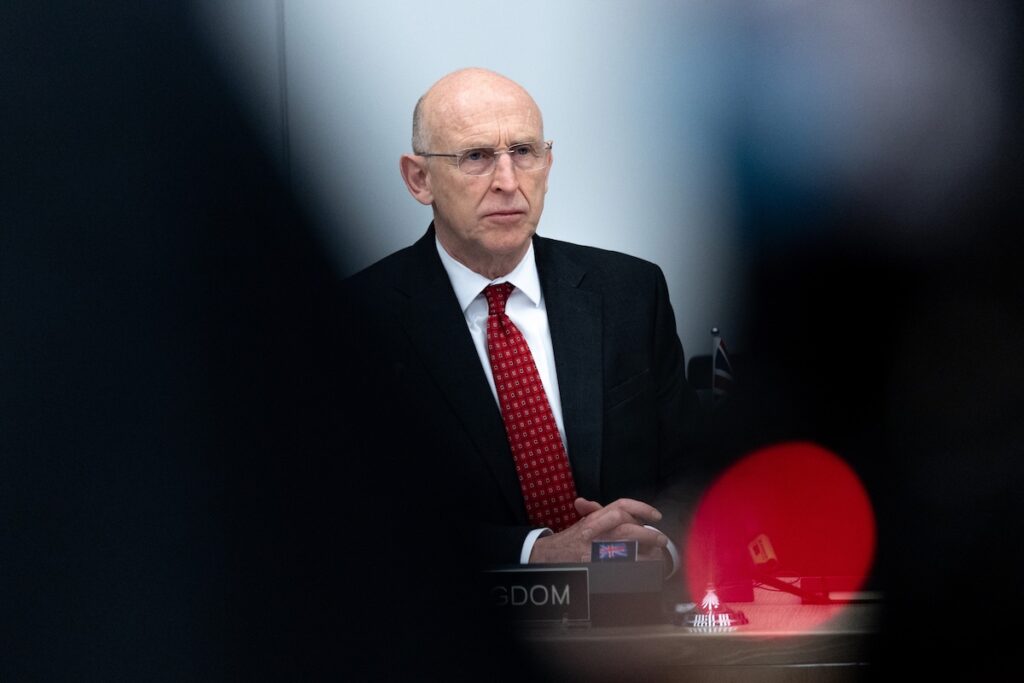 Si dimette il ministro della Difesa del Regno Unito John Healey, sesto in un mese