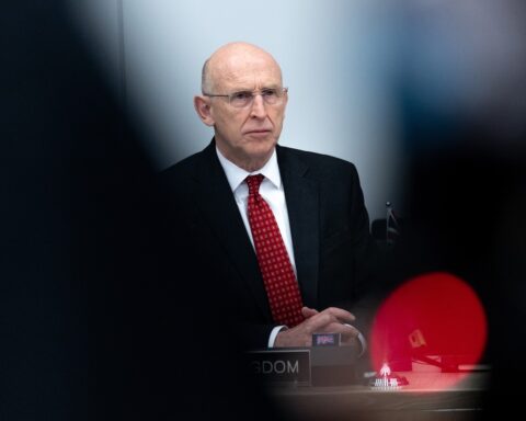 Si dimette il ministro della Difesa del Regno Unito John Healey, sesto in un mese