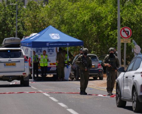 Sparatoria a Kochav Yair, Israele: un morto e cinque feriti nel violento attacco