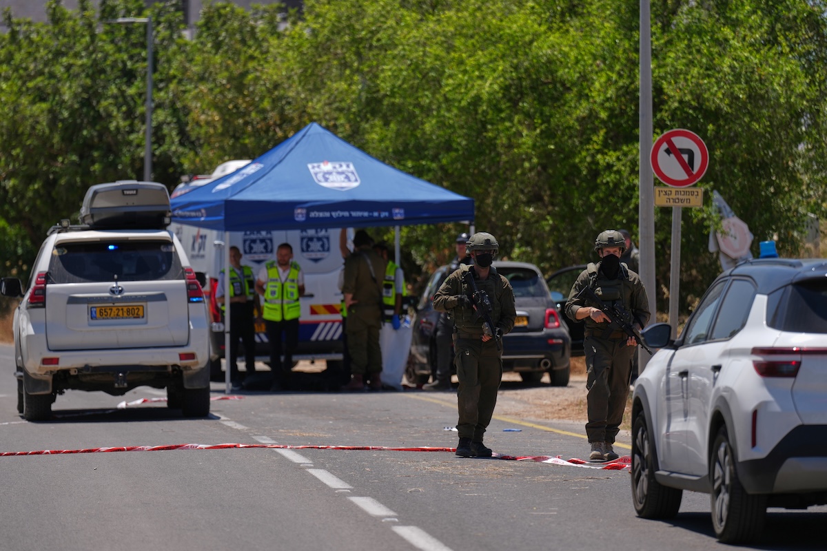 Sparatoria a Kochav Yair, Israele: un morto e cinque feriti nel violento attacco