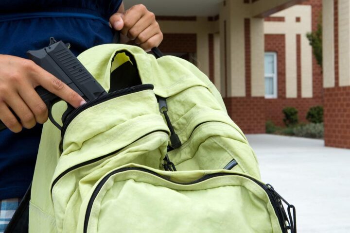 Studente minaccia professore con pistola a pallini per avere sigarette a Mirandola