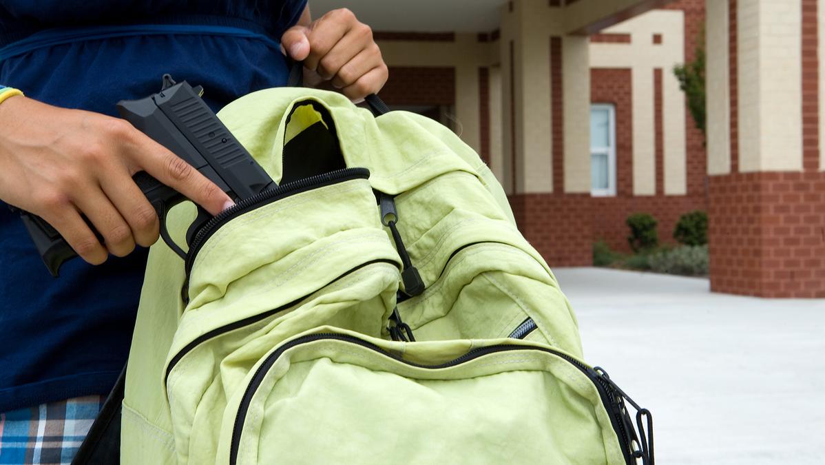 Studente minaccia professore con pistola a pallini per avere sigarette a Mirandola