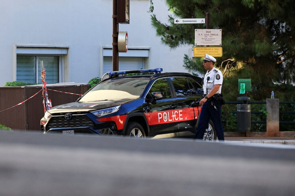 Tre feriti, due in condizioni gravi, per esplosione di pacco bomba a Monaco