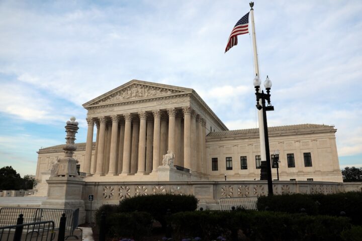 Tre sentenze della Corte Suprema Usa: una a favore di Trump, due contrarie