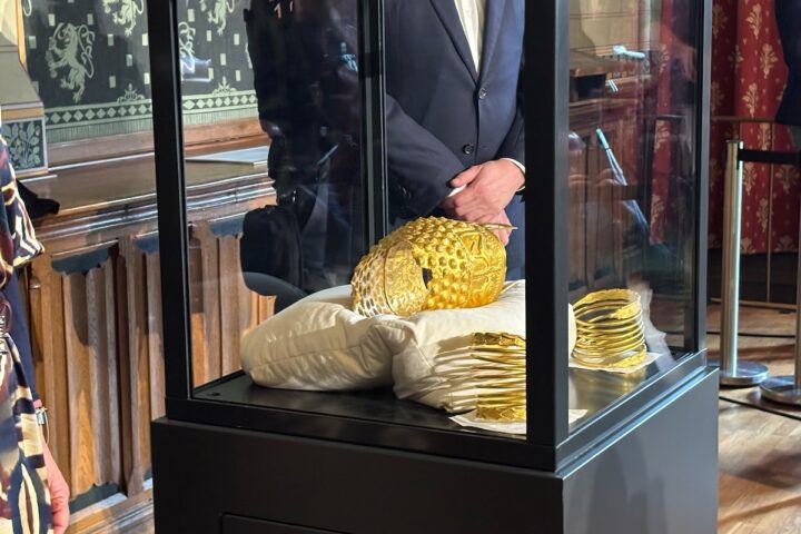 Tre uomini condannati nei Paesi Bassi per il furto di un elmo d'oro romeno nel 2025