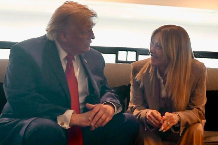Trump accusa Meloni di aver implorato per una foto, la premier risponde: "Non imploriamo mai"