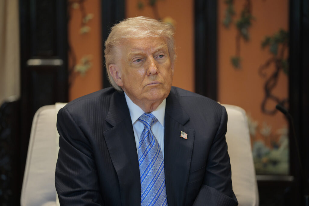 Trump annulla bombardamenti programmati contro l'Iran dopo progressi nei colloqui di pace