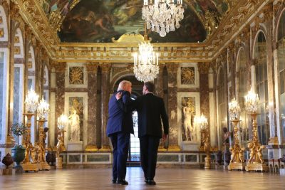Trump e Macron si incontrano a Versailles durante il G7 per una cena di lavoro