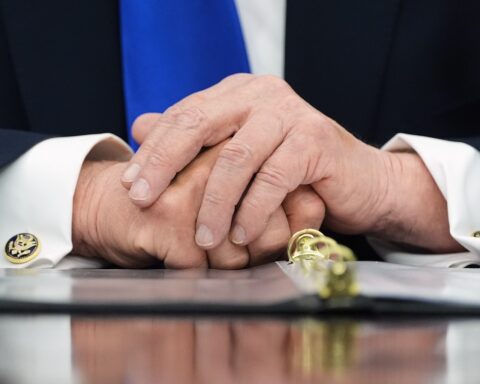 Trump firma un ordine esecutivo per la regolamentazione dell'intelligenza artificiale