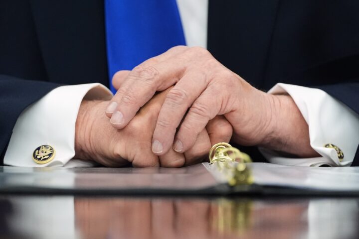 Trump firma un ordine esecutivo per la regolamentazione dell'intelligenza artificiale
