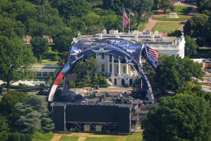 Trump inaugura un’arena per combattimenti di MMA davanti alla Casa Bianca per il Flag Day